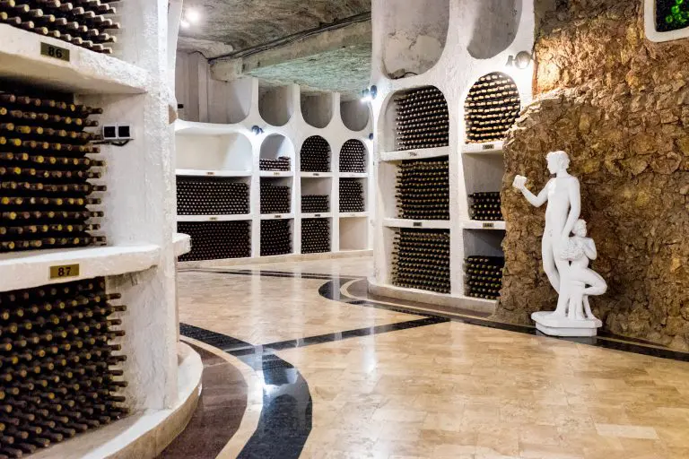 Explorați orașul subteran al vinului la CricovaWinery